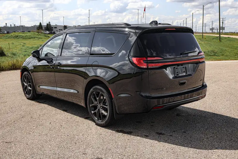 2026 Chrysler Pacifica Select AWD, černá, 15 km, dovoz Kanada — foto 2 z 12