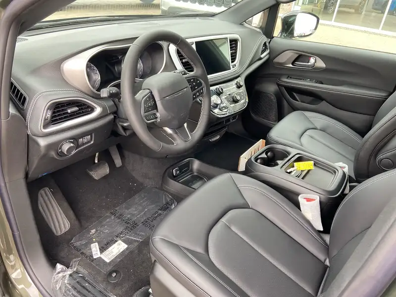 2027 Chrysler Pacifica Select, šedá, dovoz Kanada — foto 10 z 12