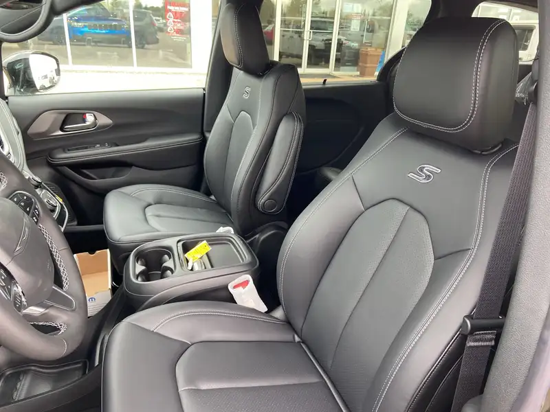 2027 Chrysler Pacifica Select, šedá, dovoz Kanada — foto 11 z 12