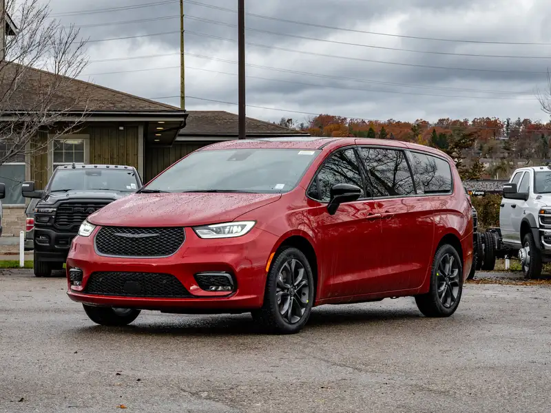 2026 Chrysler Pacifica Select, červená, dovoz Kanada — foto 2 z 12