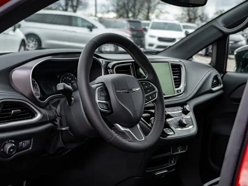 2026 Chrysler Pacifica Select, červená, dovoz Kanada — foto 3 z 12