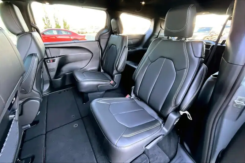 2026 Chrysler Pacifica Select, stříbrná, 0 km, dovoz Kanada — foto 10 z 12