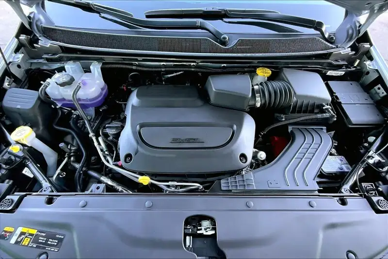 2026 Chrysler Pacifica Select, stříbrná, 0 km, dovoz Kanada — foto 11 z 12