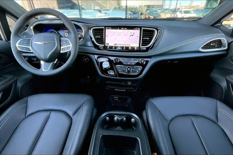 2026 Chrysler Pacifica Select, stříbrná, 0 km, dovoz Kanada — foto 5 z 12