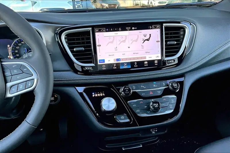 2026 Chrysler Pacifica Select, stříbrná, 0 km, dovoz Kanada — foto 6 z 12
