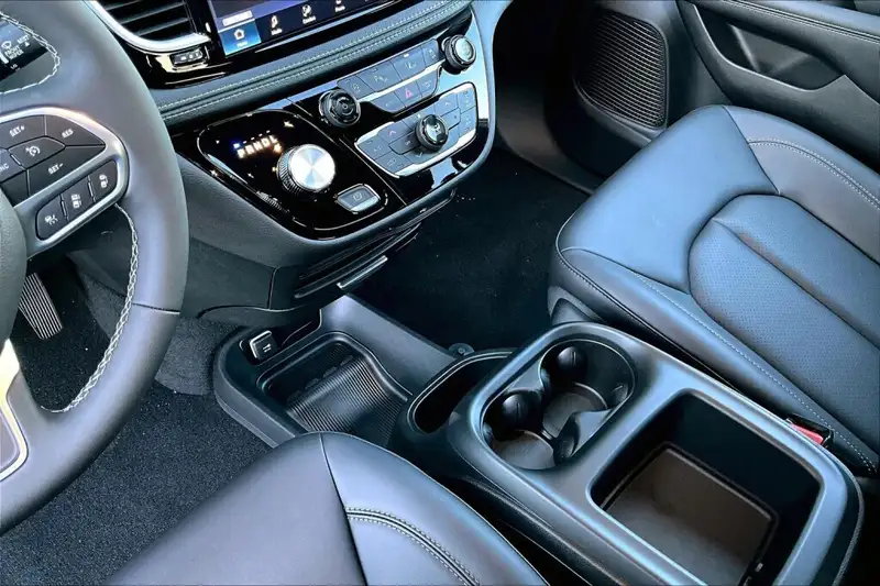 2026 Chrysler Pacifica Select, stříbrná, 0 km, dovoz Kanada — foto 7 z 12