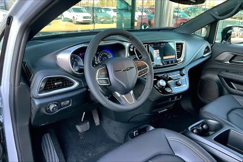 2026 Chrysler Pacifica Select, stříbrná, 0 km, dovoz Kanada — foto 8 z 12