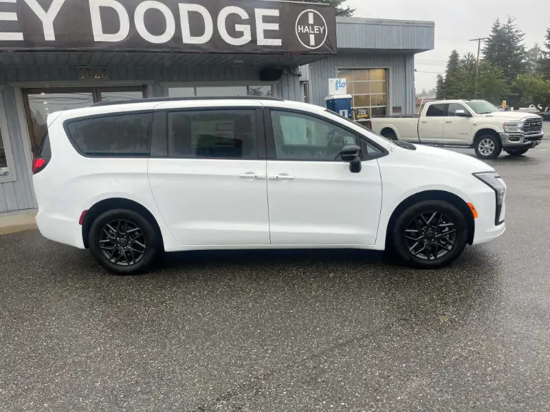2027 Chrysler Pacifica SELECT, bílá, 21 km, dovoz Kanada — foto 2 z 12