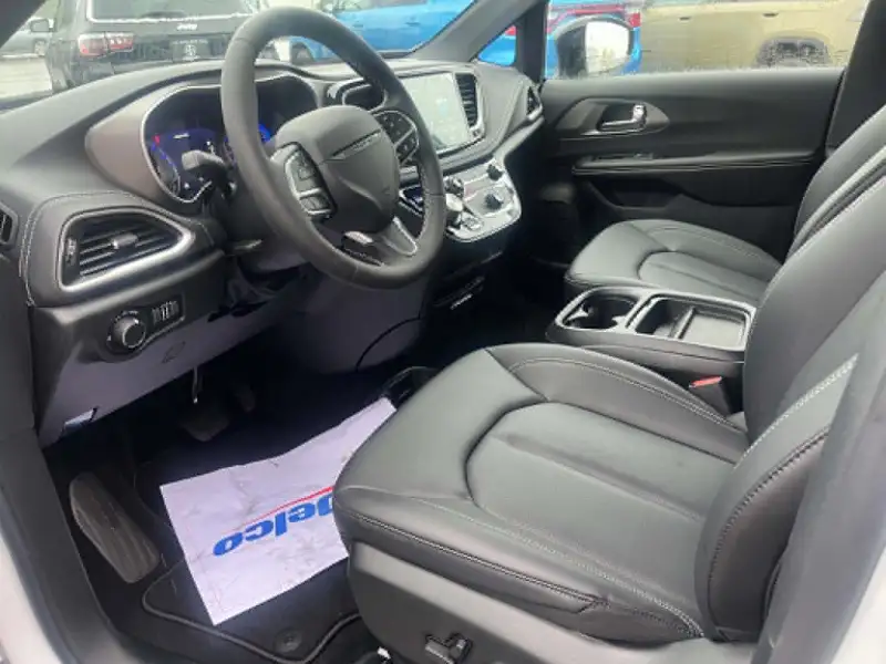 2027 Chrysler Pacifica SELECT, bílá, 21 km, dovoz Kanada — foto 9 z 12