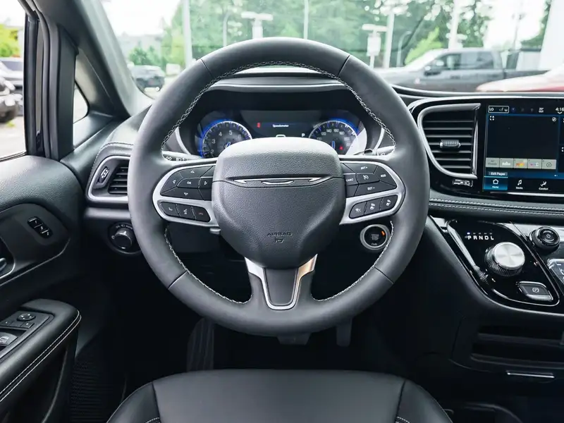 2027 Chrysler Pacifica Select, černá, 15 km, dovoz Kanada — foto 10 z 12