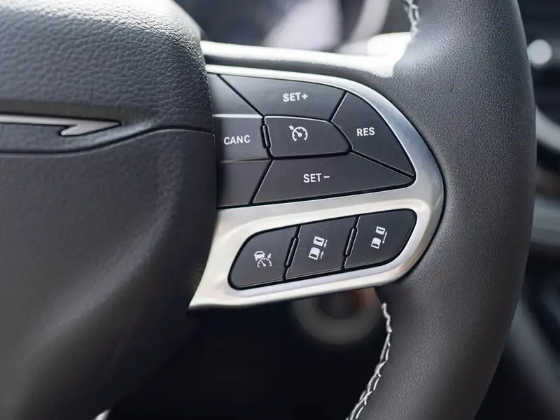 2027 Chrysler Pacifica Select, černá, 15 km, dovoz Kanada — foto 11 z 12