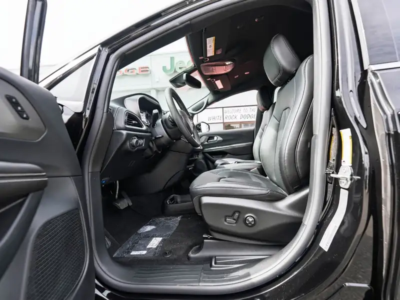 2027 Chrysler Pacifica Select, černá, 15 km, dovoz Kanada — foto 8 z 12