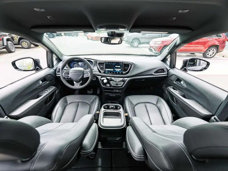 2027 Chrysler Pacifica Select, černá, 15 km, dovoz Kanada — foto 9 z 12