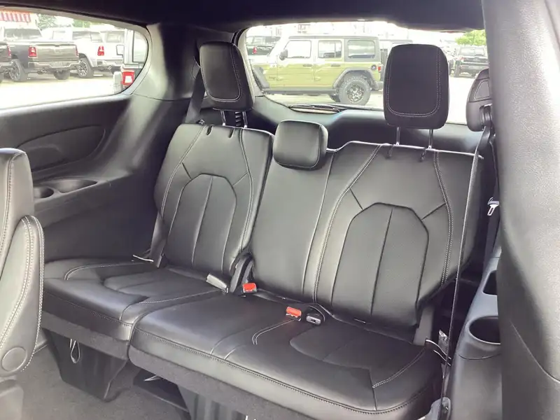 2027 Chrysler Pacifica Select Awd, modrá, 25 km, dovoz Kanada — foto 9 z 12