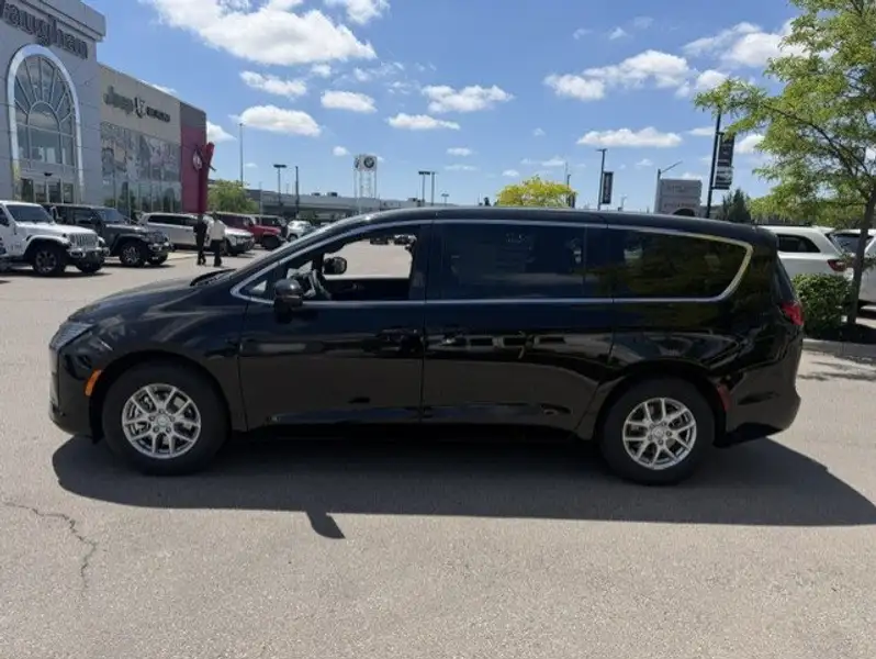 2027 Chrysler Pacifica SELECT 360 SURROUND VIEW CAMERA SYSTEM, černá, 18 km, dovoz Kanada — foto 2 z 12