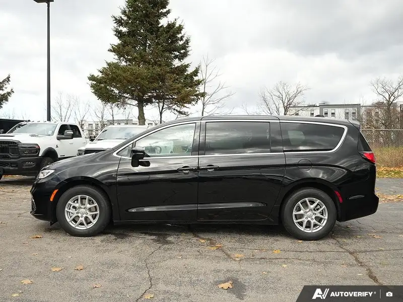 2026 Chrysler Pacifica Select, černá, 0 km, dovoz Kanada — foto 3 z 12