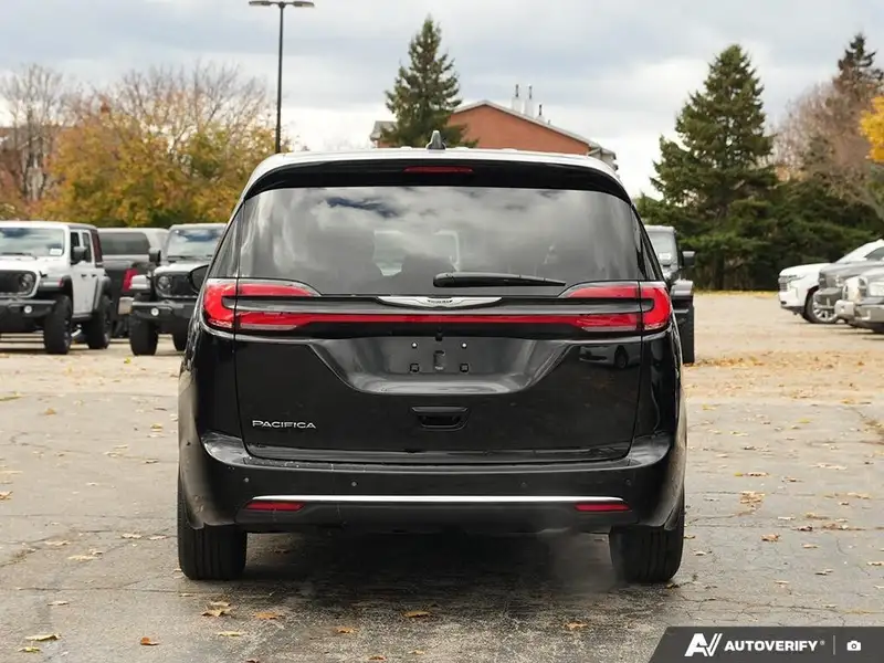 2026 Chrysler Pacifica Select, černá, 0 km, dovoz Kanada — foto 5 z 12