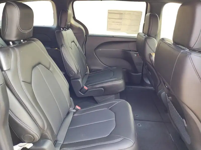 2027 Chrysler Pacifica Select, bílá, dovoz Kanada — foto 10 z 12
