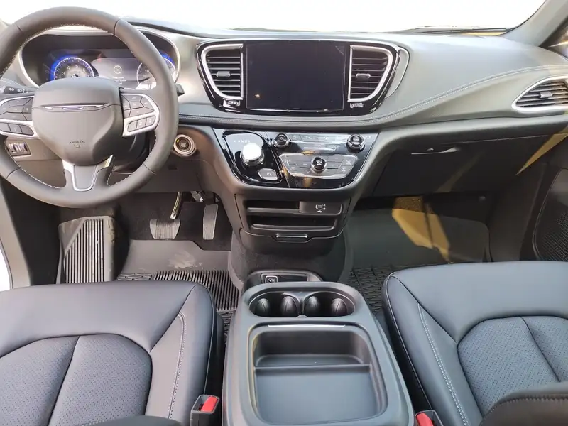 2027 Chrysler Pacifica Select, bílá, dovoz Kanada — foto 12 z 12
