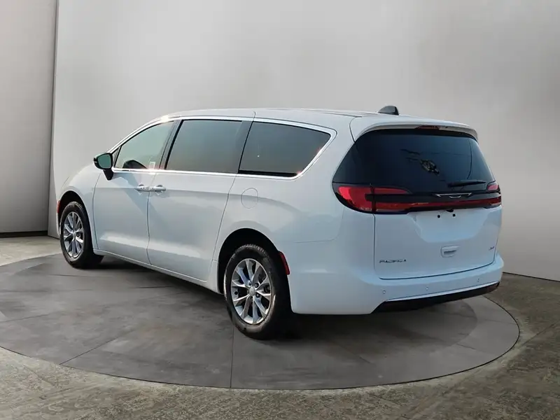 2027 Chrysler Pacifica Select, bílá, dovoz Kanada — foto 3 z 12