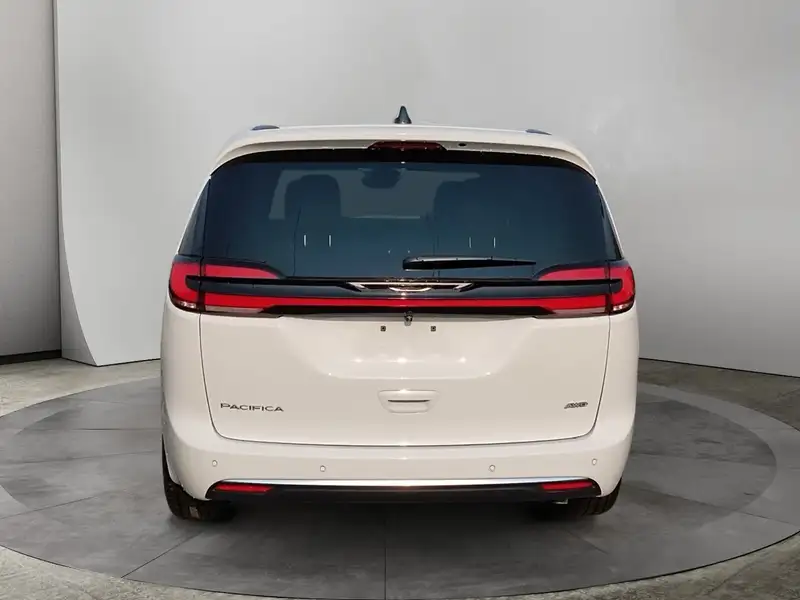 2027 Chrysler Pacifica Select, bílá, dovoz Kanada — foto 4 z 12