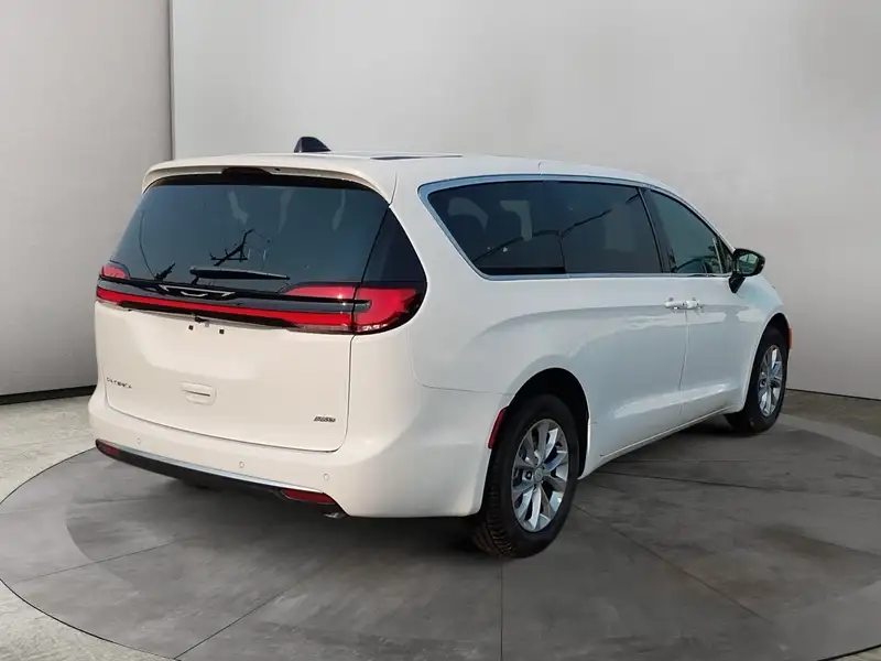 2027 Chrysler Pacifica Select, bílá, dovoz Kanada — foto 5 z 12