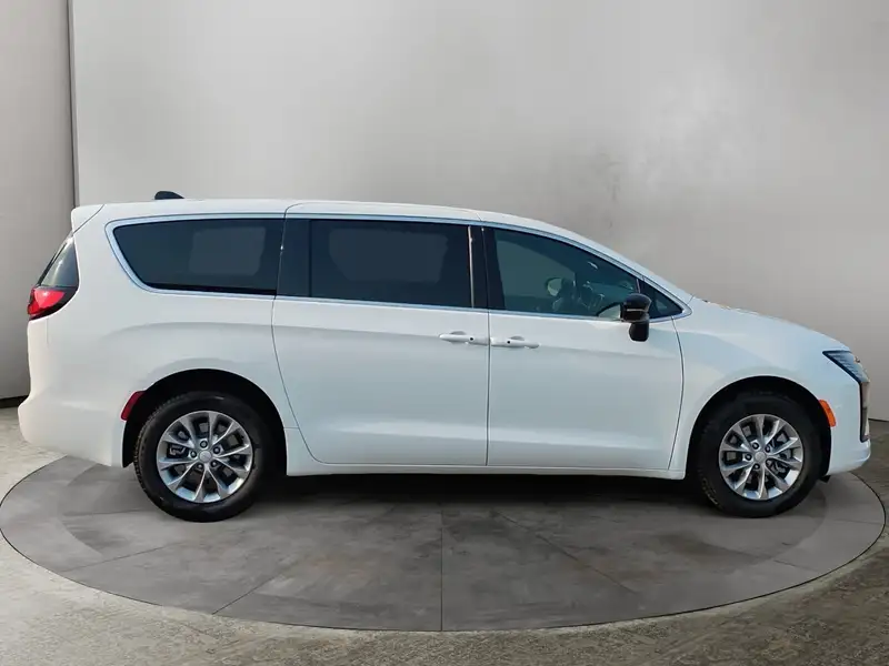 2027 Chrysler Pacifica Select, bílá, dovoz Kanada — foto 6 z 12