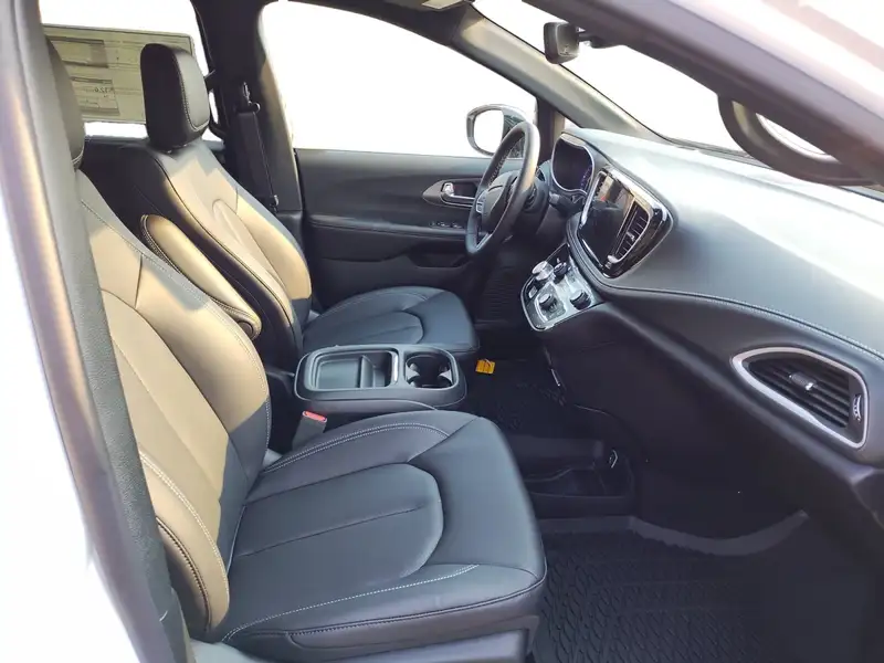 2027 Chrysler Pacifica Select, bílá, dovoz Kanada — foto 9 z 12