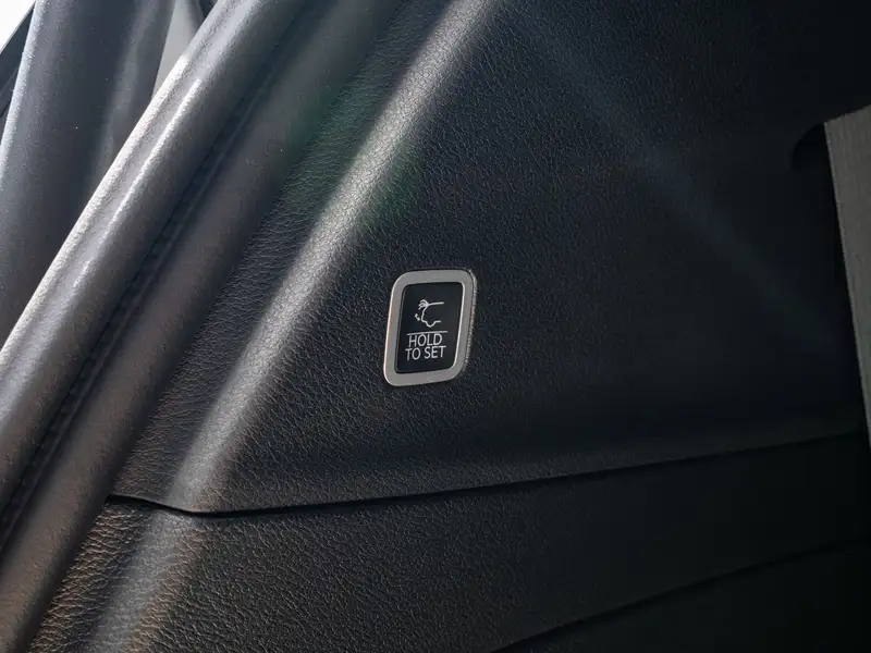 2027 Chrysler Pacifica Select, bílá, dovoz Kanada — foto 10 z 12