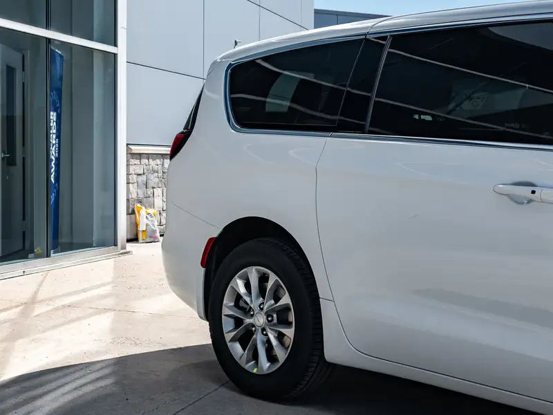 2027 Chrysler Pacifica Select, bílá, dovoz Kanada — foto 12 z 12