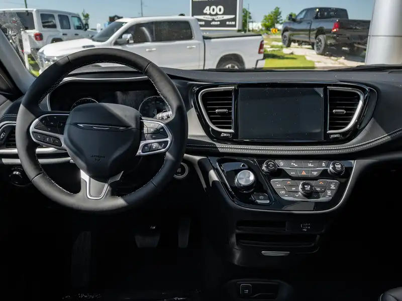 2027 Chrysler Pacifica Select, bílá, dovoz Kanada — foto 3 z 12