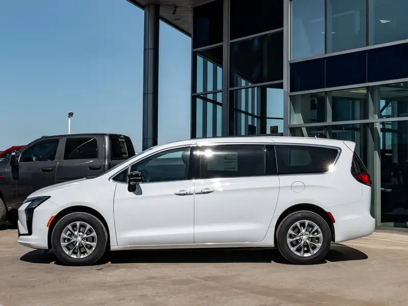2027 Chrysler Pacifica Select, bílá, dovoz Kanada — foto 5 z 12