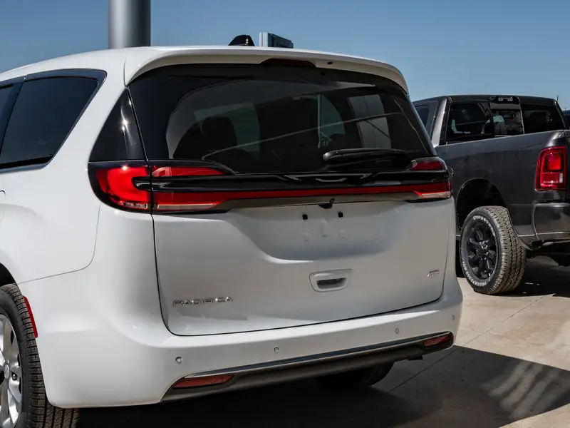 2027 Chrysler Pacifica Select, bílá, dovoz Kanada — foto 7 z 12