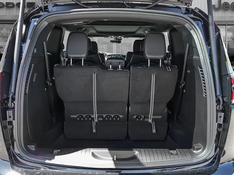 2027 Chrysler Pacifica Select, černá, dovoz Kanada — foto 7 z 12