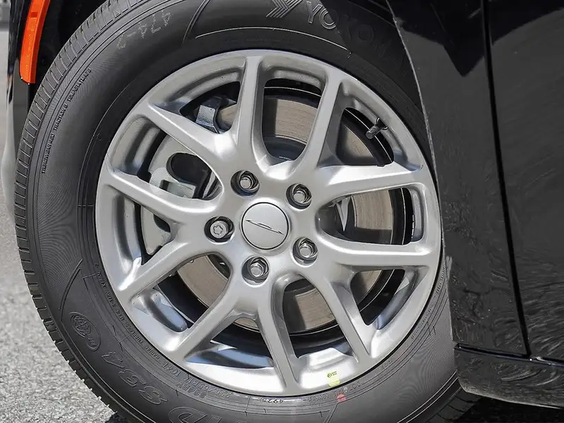 2027 Chrysler Pacifica Select, černá, dovoz Kanada — foto 8 z 12