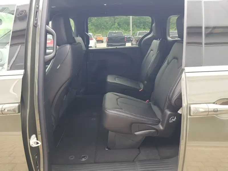 2027 Chrysler Pacifica Select, šedá, 21 km, dovoz Kanada — foto 10 z 12
