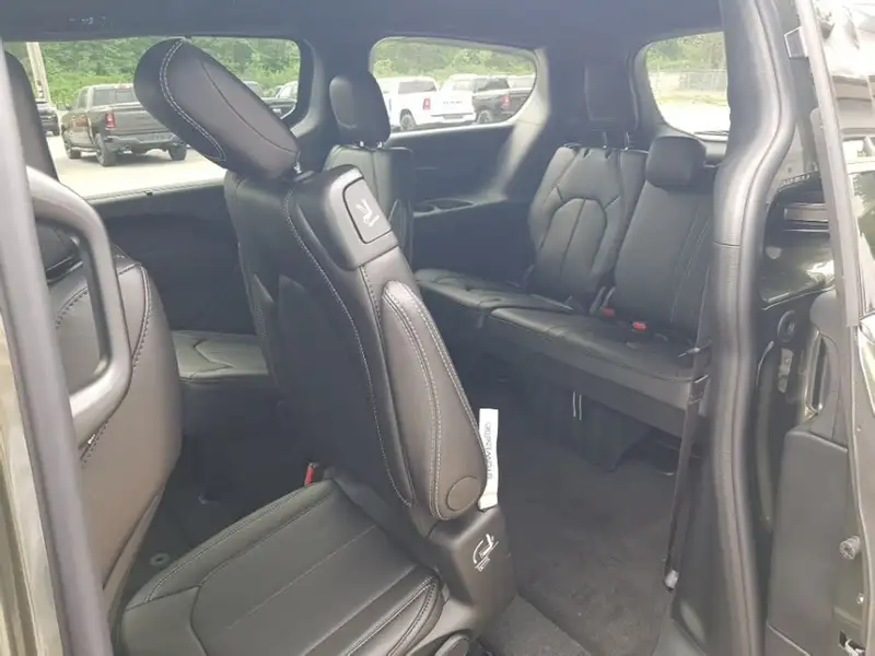 2027 Chrysler Pacifica Select, šedá, 21 km, dovoz Kanada — foto 11 z 12