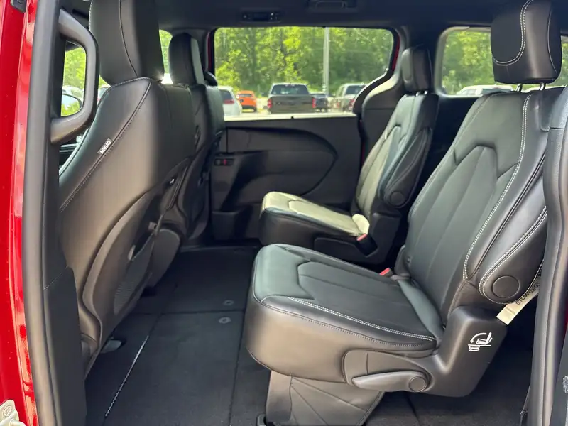 2027 Chrysler Pacifica Select, červená, 22 km, dovoz Kanada — foto 10 z 12