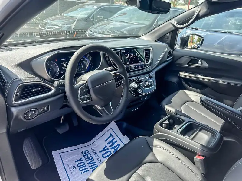 2027 Chrysler Pacifica Select, bílá, 16 km, dovoz Kanada — foto 10 z 12