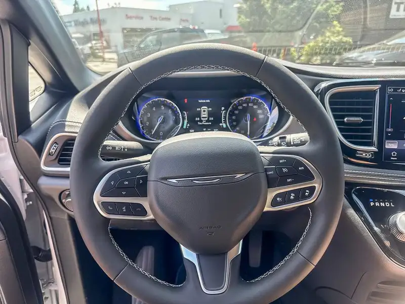 2027 Chrysler Pacifica Select, bílá, 16 km, dovoz Kanada — foto 11 z 12