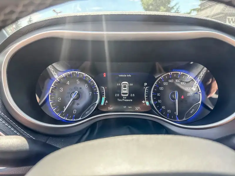 2027 Chrysler Pacifica Select, bílá, 16 km, dovoz Kanada — foto 12 z 12
