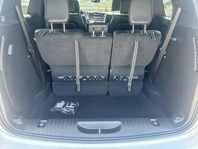 2027 Chrysler Pacifica Select, bílá, 16 km, dovoz Kanada — foto 9 z 12