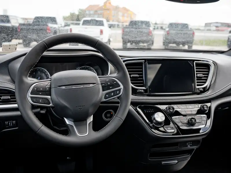 2027 Chrysler Pacifica Select, bílá, dovoz Kanada — foto 3 z 12