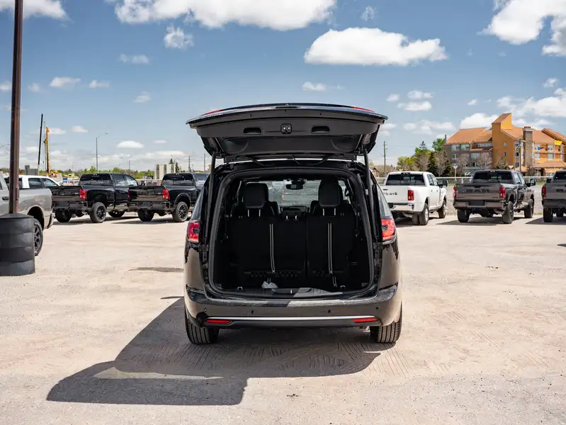 2027 Chrysler Pacifica Select, černá, dovoz Kanada — foto 11 z 12