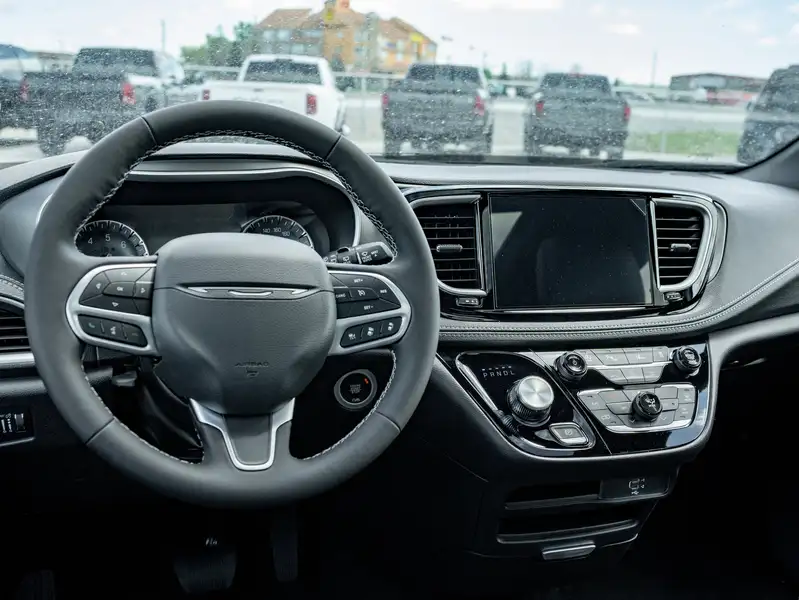2027 Chrysler Pacifica Select, černá, dovoz Kanada — foto 3 z 12