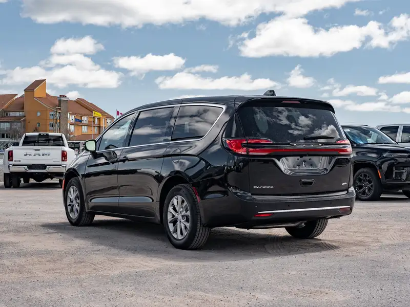 2027 Chrysler Pacifica Select, černá, dovoz Kanada — foto 6 z 12