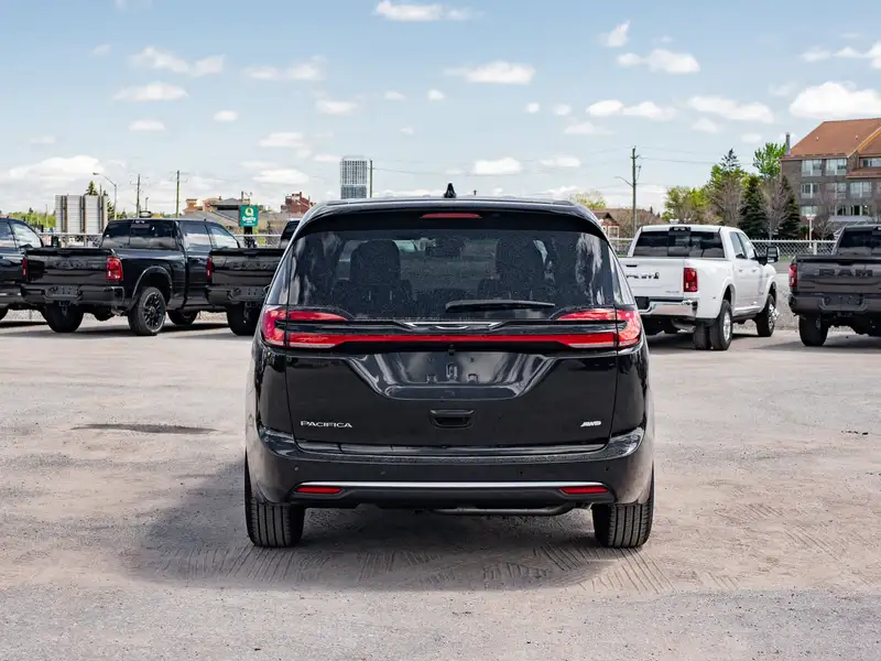 2027 Chrysler Pacifica Select, černá, dovoz Kanada — foto 7 z 12