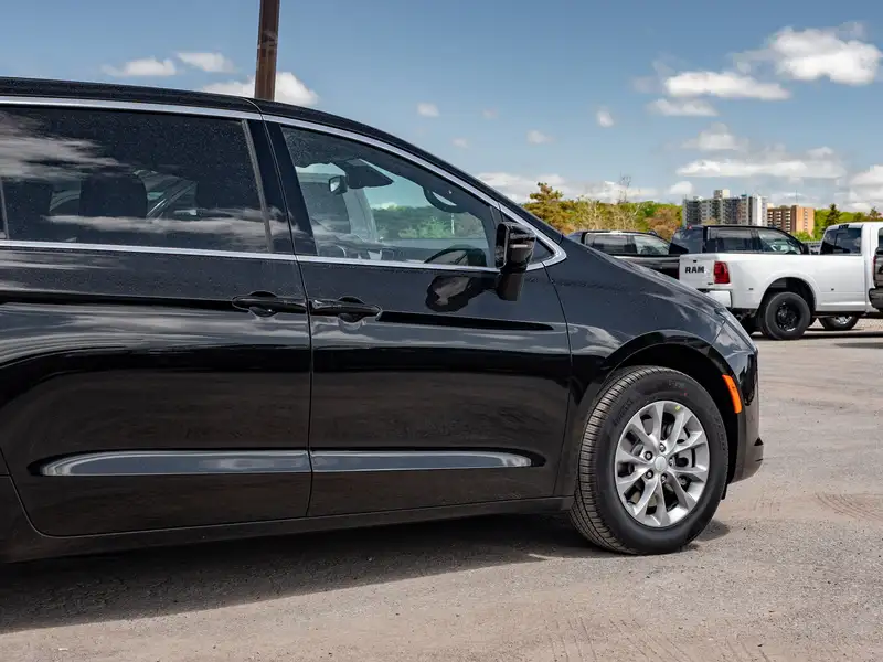 2027 Chrysler Pacifica Select, černá, dovoz Kanada — foto 9 z 12