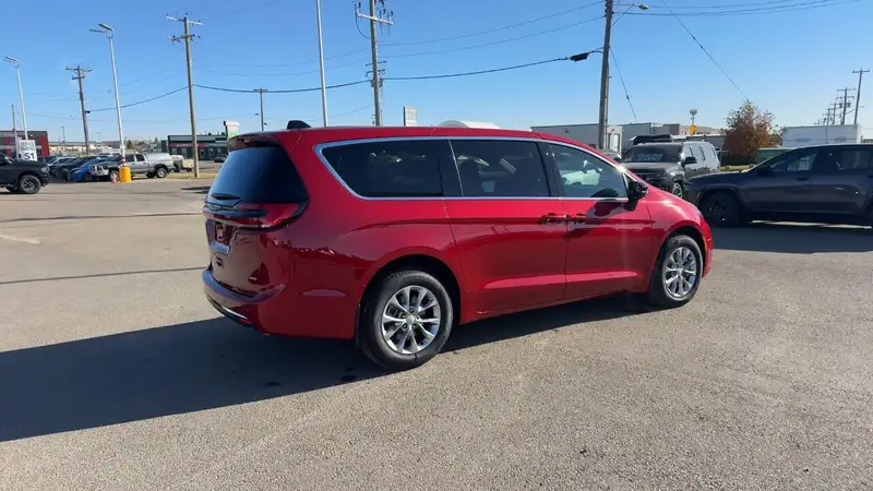2026 Chrysler Pacifica Select, červená, 36 km, dovoz Kanada — foto 5 z 12