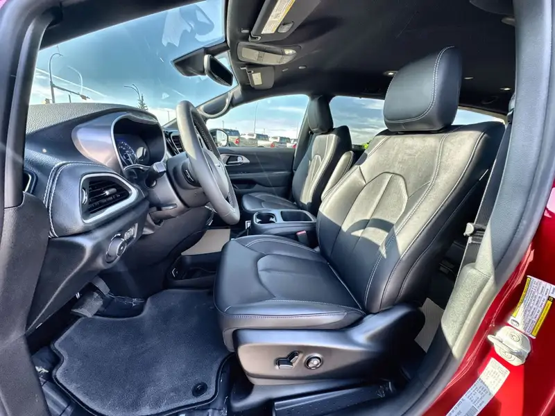 2026 Chrysler Pacifica Select, červená, 36 km, dovoz Kanada — foto 7 z 12